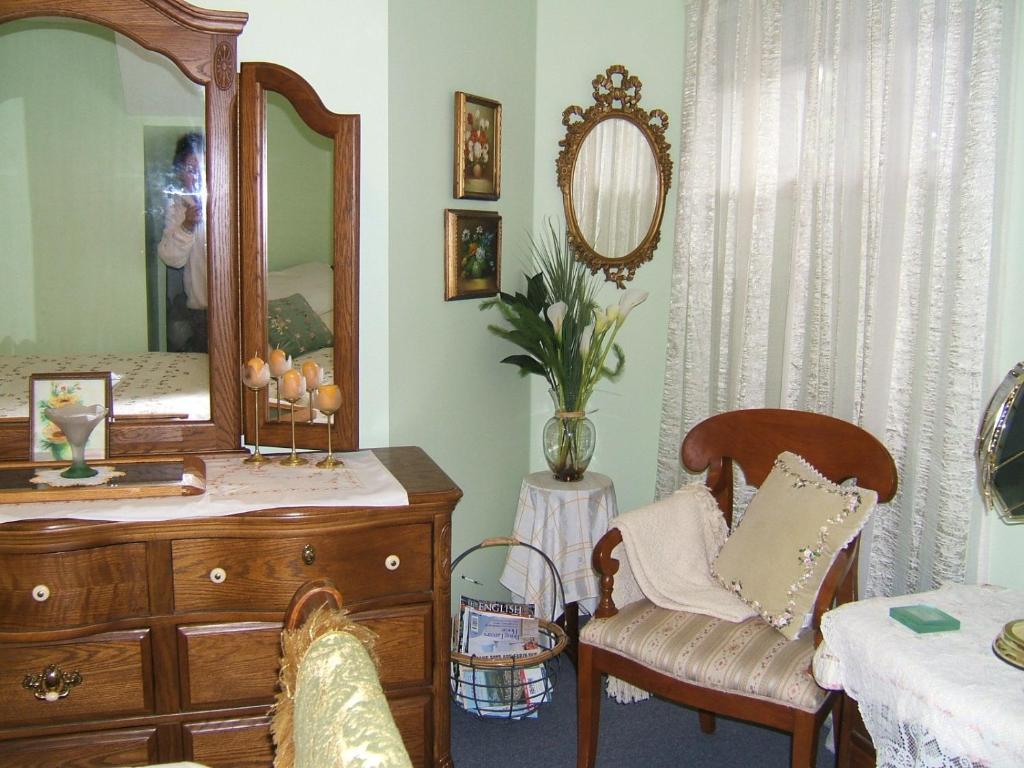 Hummingbird Bed And Breakfast Clearwater Room photo